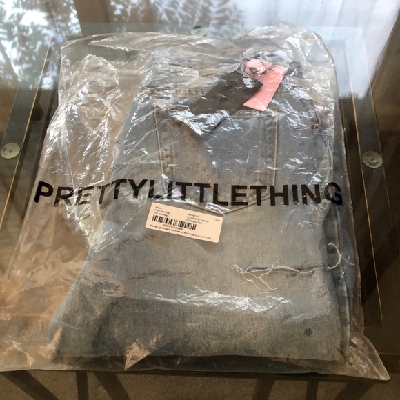 PRETTYLITTLETHING  LIGHT WASH DISTRESSED MOM JEANS - Picture 10 of 10